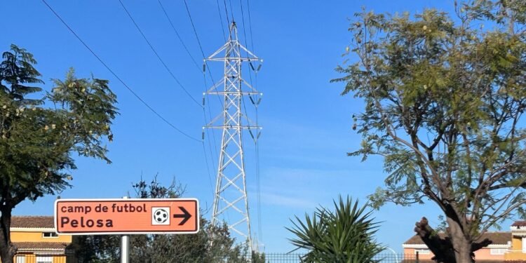 El soterramiento de la línea de alta tensión por Masías todavía no tiene plazo de inicio