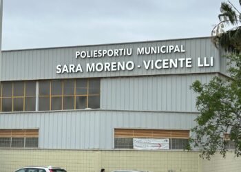 El vendaval hace saltar por los aires una claraboya del pabellón municipal