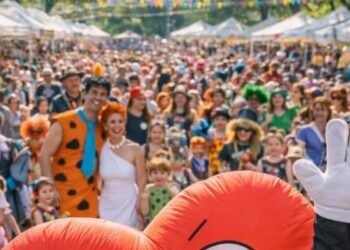 El sambódromo del Carnaval de Moncada: Cocoloco, feria del amor y tributo al pop