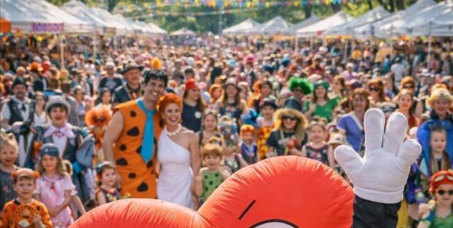 El sambódromo del Carnaval de Moncada: Cocoloco, feria del amor y tributo al pop