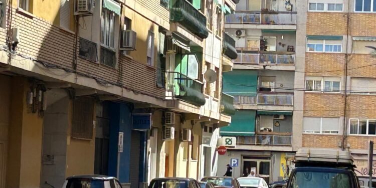 Evacuado un vecino por inhalación de humos tras arder un calefactor de baño