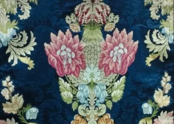 El traje de la Fallera Mayor de Valencia en la Crida, obra maestra de Espolines Garín