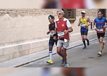 La Colla Tos Pelat de Moncada deja su huella en la media maratón de Xàtiva