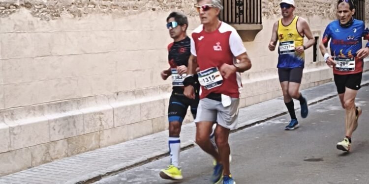 La Colla Tos Pelat de Moncada deja su huella en la media maratón de Xàtiva
