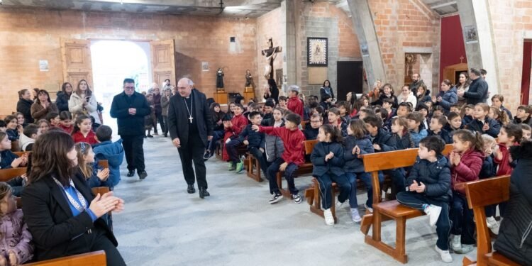 El Arzobispo se reúne con la parroquia San José y Cáritas en su visita pastoral