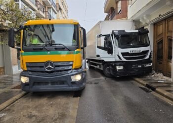 Un camión se empotra contra una vivienda al tratar de esquivar a otro aparcado