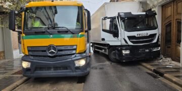 Un camión se empotra contra una vivienda al tratar de esquivar a otro aparcado