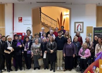 El retrat de Carmen Alborch ja s’exposa a la biblioteca pública que porta el seu nom