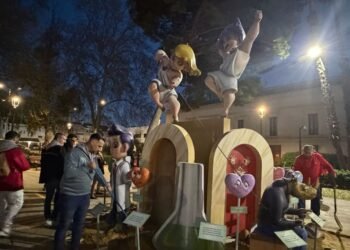 L’ambient faller s’apodera de la plantà de la falla municipal enfront de l’Ajuntament