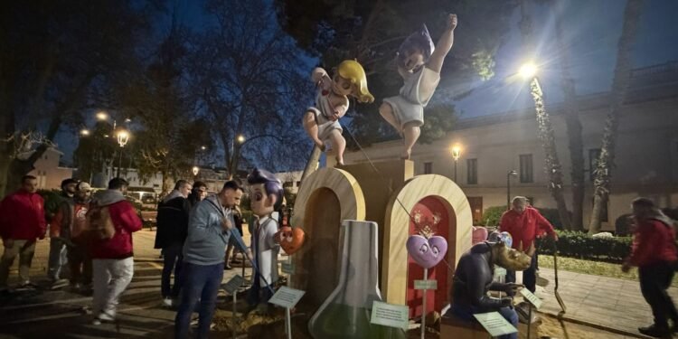 L’ambient faller s’apodera de la plantà de la falla municipal enfront de l’Ajuntament