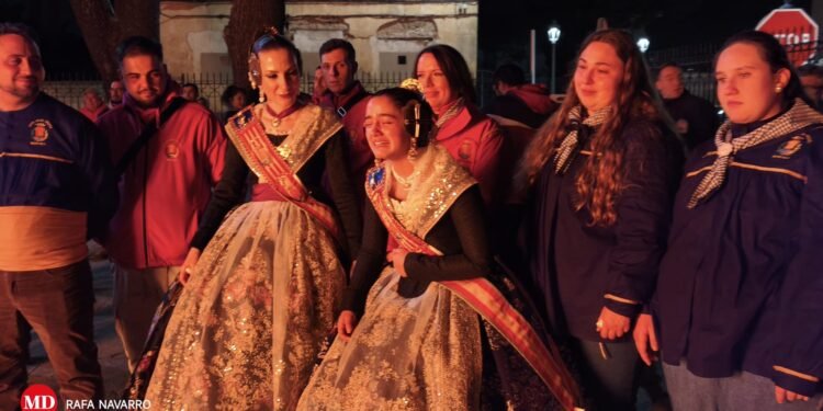 Cremà de la falla municipal entre llàgrimes