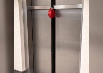 Rescatan a una mujer y su perro atrapados en el ascensor tras engancharse la correa