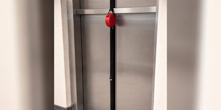 Rescatan a una mujer y su perro atrapados en el ascensor tras engancharse la correa