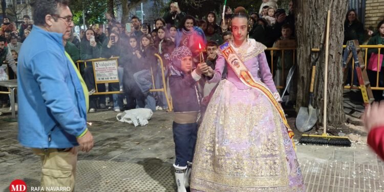 El foc redueix a cendres la Falla Infantil del Mercat primer premi 2026