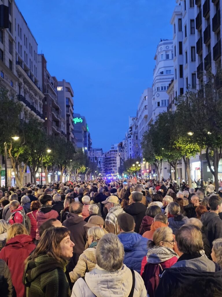 Multitud en una calle iluminada.