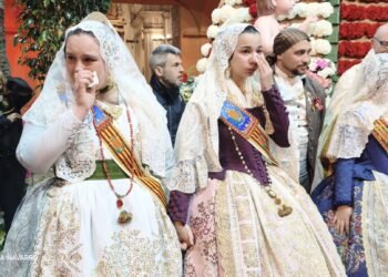 L’Ofrena desborda els carrers de Moncada en una explosió de sentiment faller