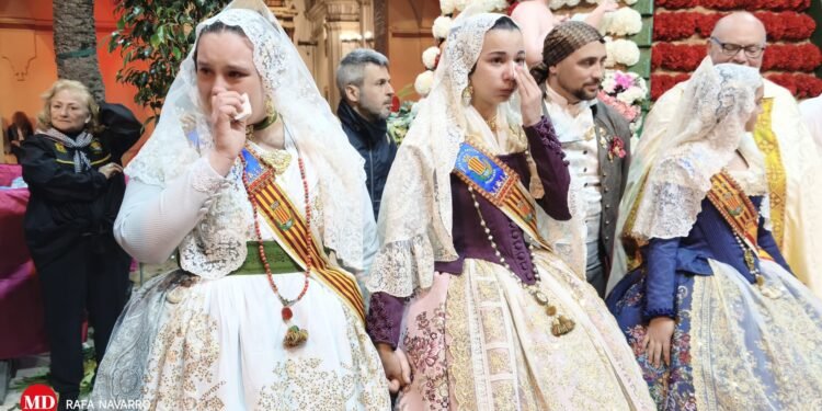 L’Ofrena desborda els carrers de Moncada en una explosió de sentiment faller