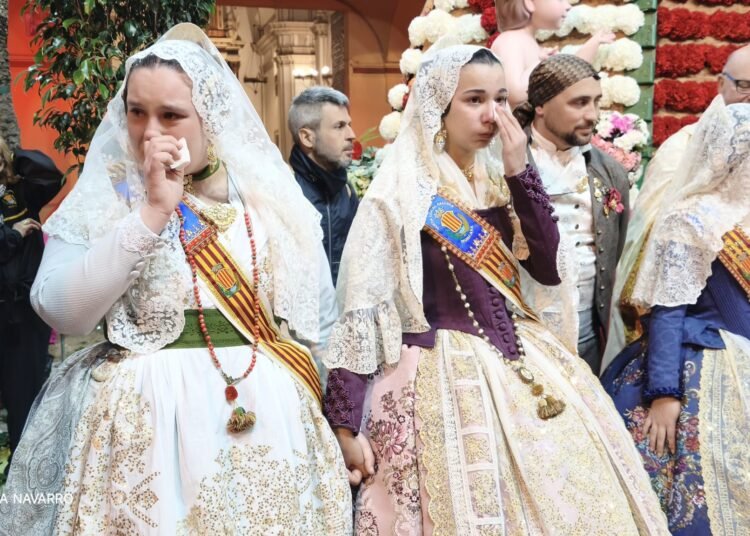 L’Ofrena desborda els carrers de Moncada en una explosió de sentiment faller