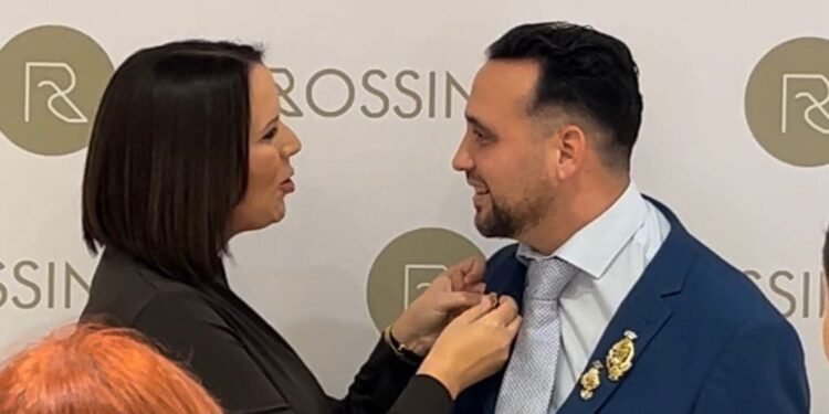 Orts concede a Vicente Rodríguez (JLF) la insignia de oro de la ciudad de Moncada