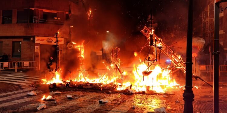 Així ha cremat la falla La Tauleta