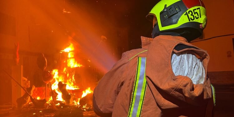 El Consorci de Bombers mobilitza mes de 400 efectius en la nit de la cremà