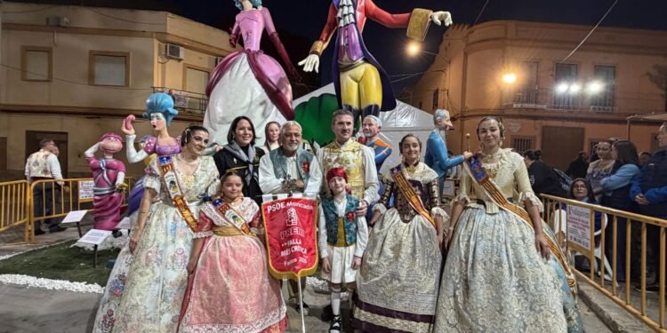 La comissió Badia rep el premi a la falla més crítica que concedeix el PSOE