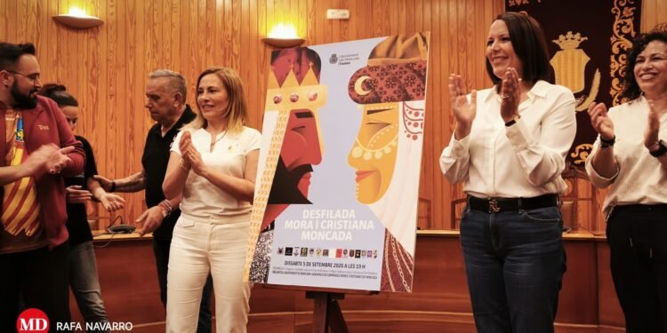 Moncada exhibe el músculo de sus 15 comparsas en la puesta de largo del cartel de Moros y Cristianos