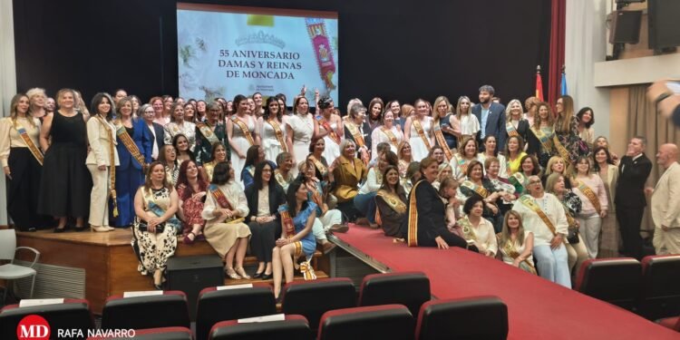Moncada viaja en el tiempo con sus reinas y damas desde 1971 en una noche mágica