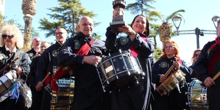 Hellín nombra Tamborilera del Año a la alcaldesa de Moncada Amparo Orts