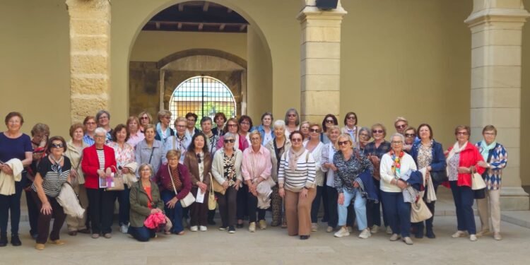 Las Amas de Casa Tyrius de Moncada visitan el Museo de la Muñeca de Onil