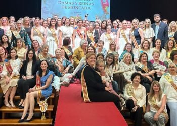 BUSCA TU FOTO | Moncada viaja en el tiempo con sus reinas y damas desde 1971