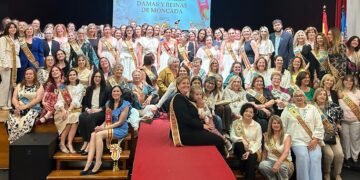 BUSCA TU FOTO | Moncada viaja en el tiempo con sus reinas y damas desde 1971