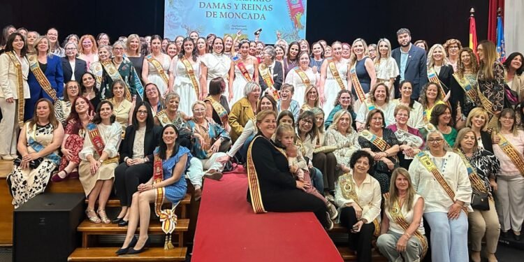 BUSCA TU FOTO | Moncada viaja en el tiempo con sus reinas y damas desde 1971