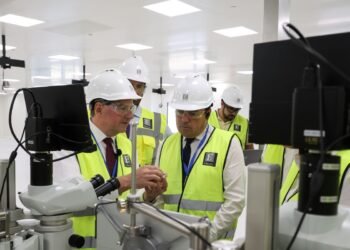 Pérez Llorca señala que la planta de Edwards Lifesciences de Moncada actuará como motor de empleo