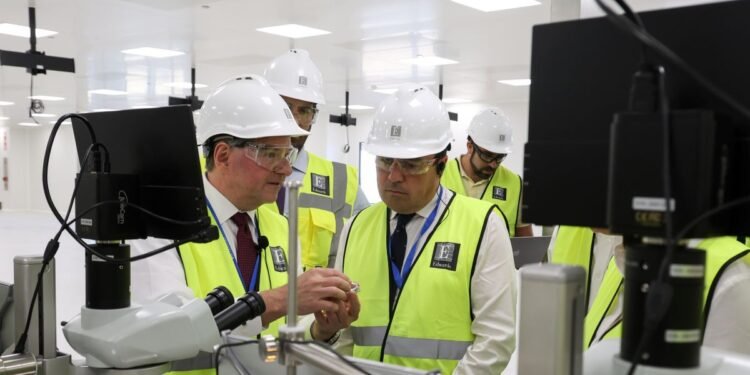 Pérez Llorca señala que la planta de Edwards Lifesciences de Moncada actuará como motor de empleo