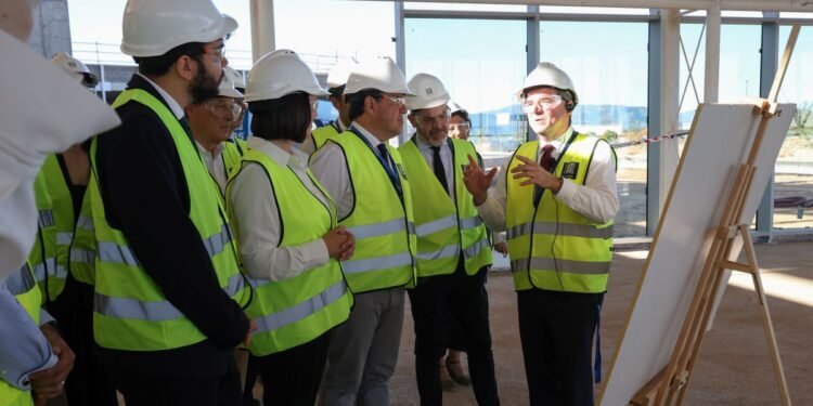 Pérez Llorca señala que la planta de Edwards Lifesciences de Moncada actuará como motor de empleo