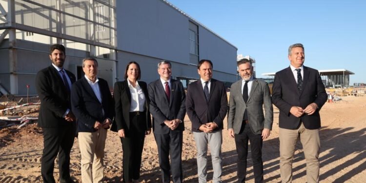 Pérez Llorca señala que la planta de Edwards Lifesciences de Moncada actuará como motor de empleo