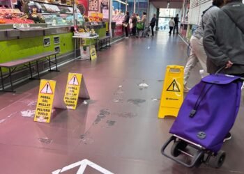 Los desconchados ganan terreno al pavimento del mercado municipal