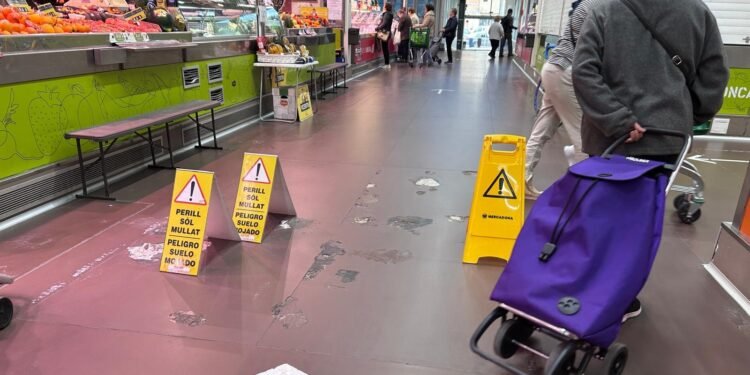 Los desconchados ganan terreno al pavimento del mercado municipal