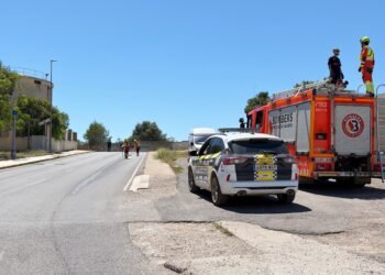 Un vertido de aceite deja un reguero en varias calles de Moncada y moviliza a Bomberos y policía local