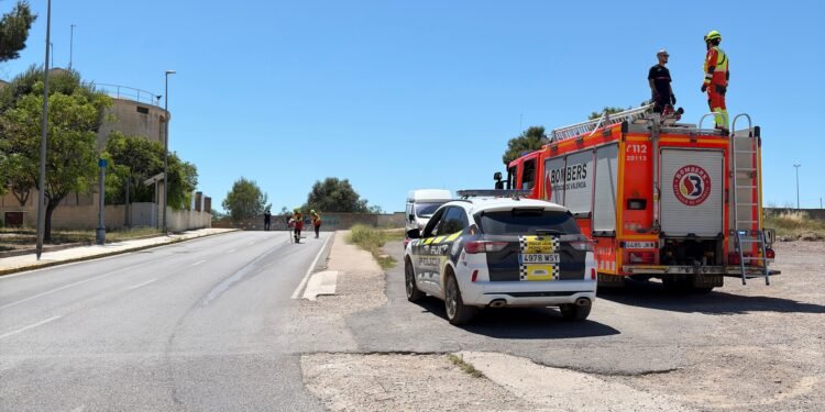 Un vertido de aceite deja un reguero en varias calles de Moncada y moviliza a Bomberos y policía local