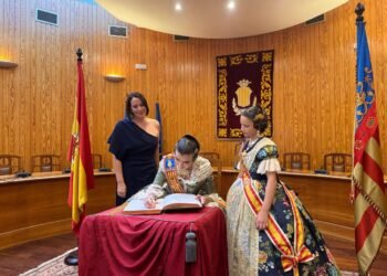 Las Falleras Mayores de Valencia firman en el libro de Oro de Moncada