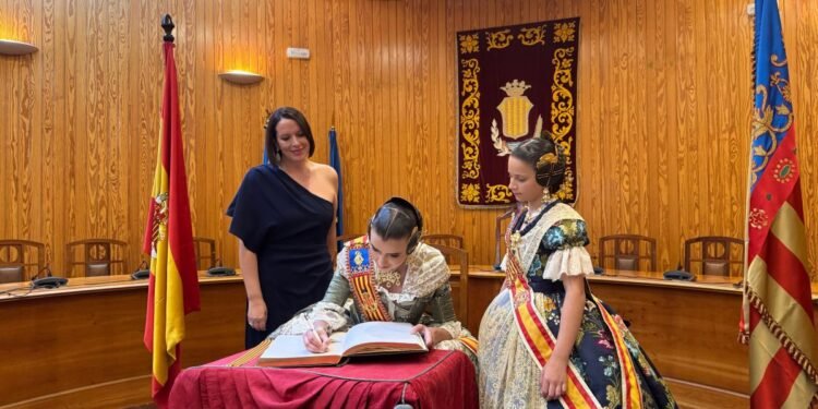 Las Falleras Mayores de Valencia firman en el libro de Oro de Moncada