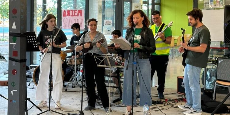 L’IES Tierno Galván uneix la comunitat educativa en una jornada reivindicativa