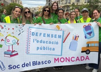 Profesores de Moncada participan en la multitudinaria manifestación de Valencia