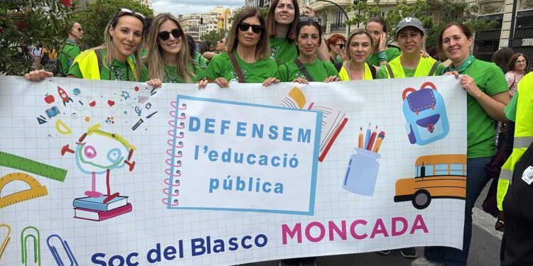 Profesores de Moncada participan en la multitudinaria manifestación de Valencia