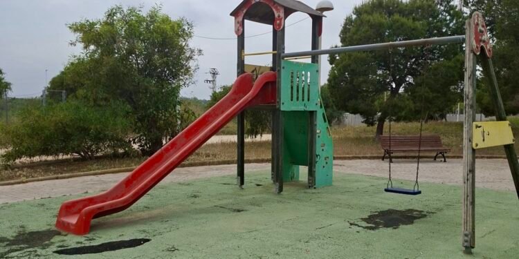 El pleno aprueba una moción del PP para la renovación de parques infantiles