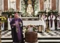 El Obispo auxiliar Javier Salinas preside el funeral de Fina ‘la Pesaora’