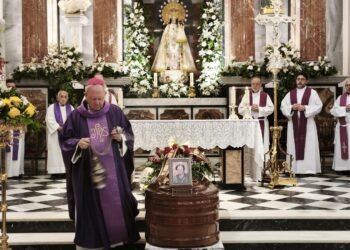 El Obispo auxiliar Javier Salinas preside el funeral de Fina ‘la Pesaora’