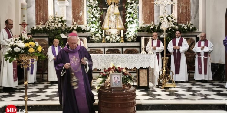 El Obispo auxiliar Javier Salinas preside el funeral de Fina ‘la Pesaora’
